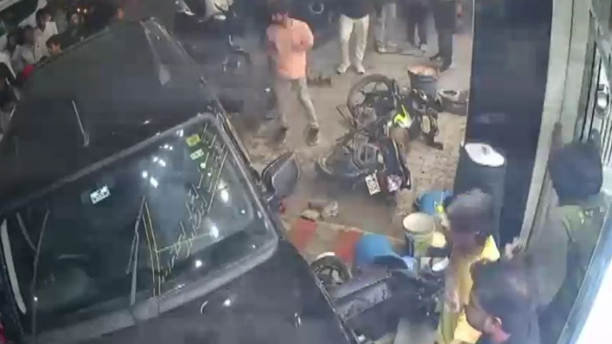 दुकान में जा घुसी कार. (Photo: Screengrab)