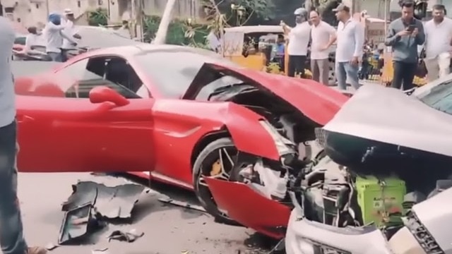 हैदराबाद में तेज़ रफ़्तार फरारी ने कंट्रोल खो दिया. Photo Screengrab