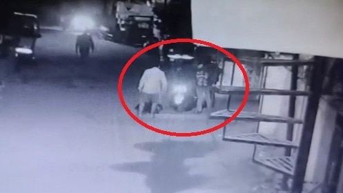घटना CCTV में कैद. (Photo: Screengrab)