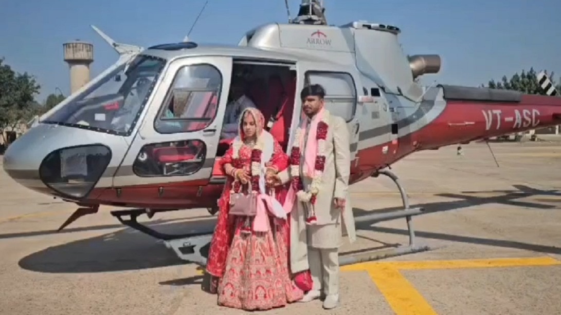 हेलीकॉप्टर देखने के लिए लोगों की भीड़ उमड़ पड़ी. (Photo: ITG)