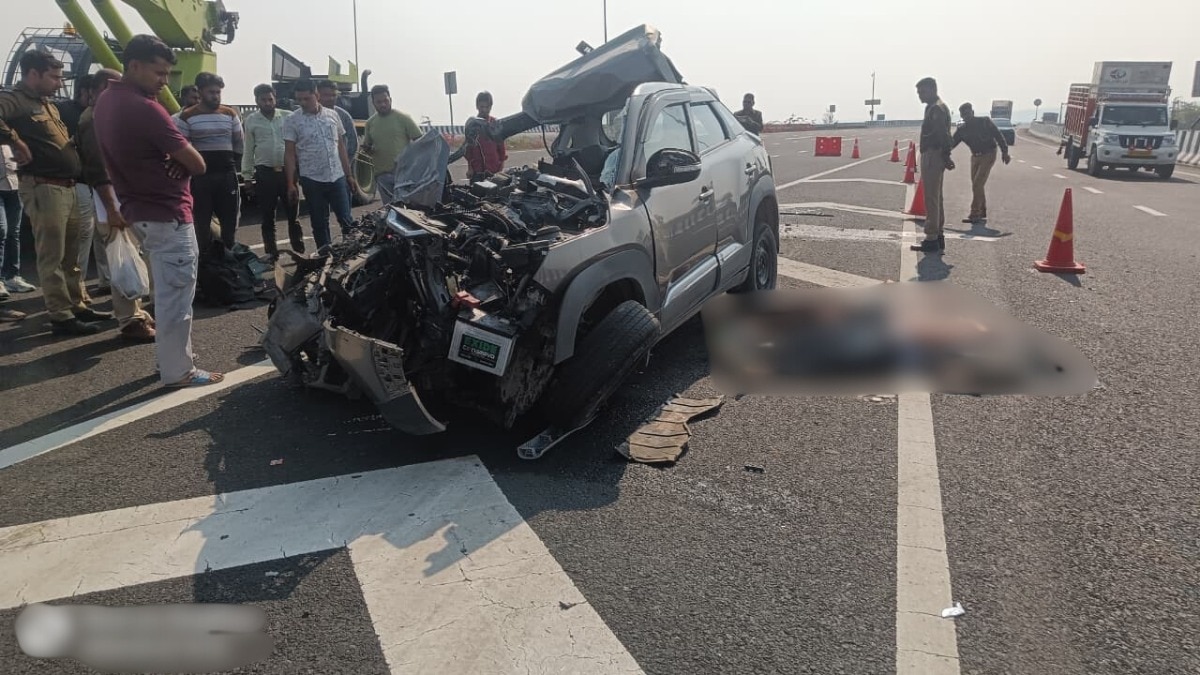 तेज रफ्तार कार ट्रक में घुसी.(Photo: chetan gurjar/ITG)