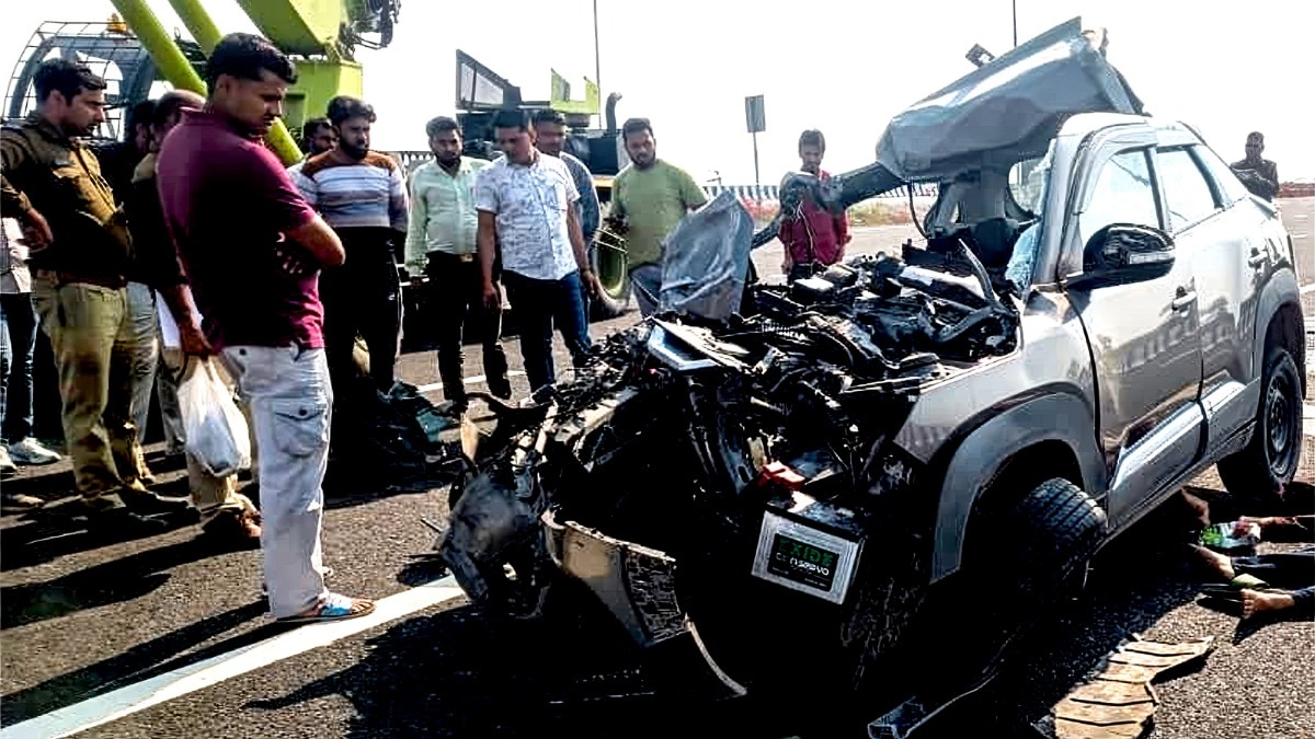 उज्जैन से महाकाल का दर्शन कर लौट रहे कानपुर के चार दोस्तों की मौत, ट्रक में घुस गई कार