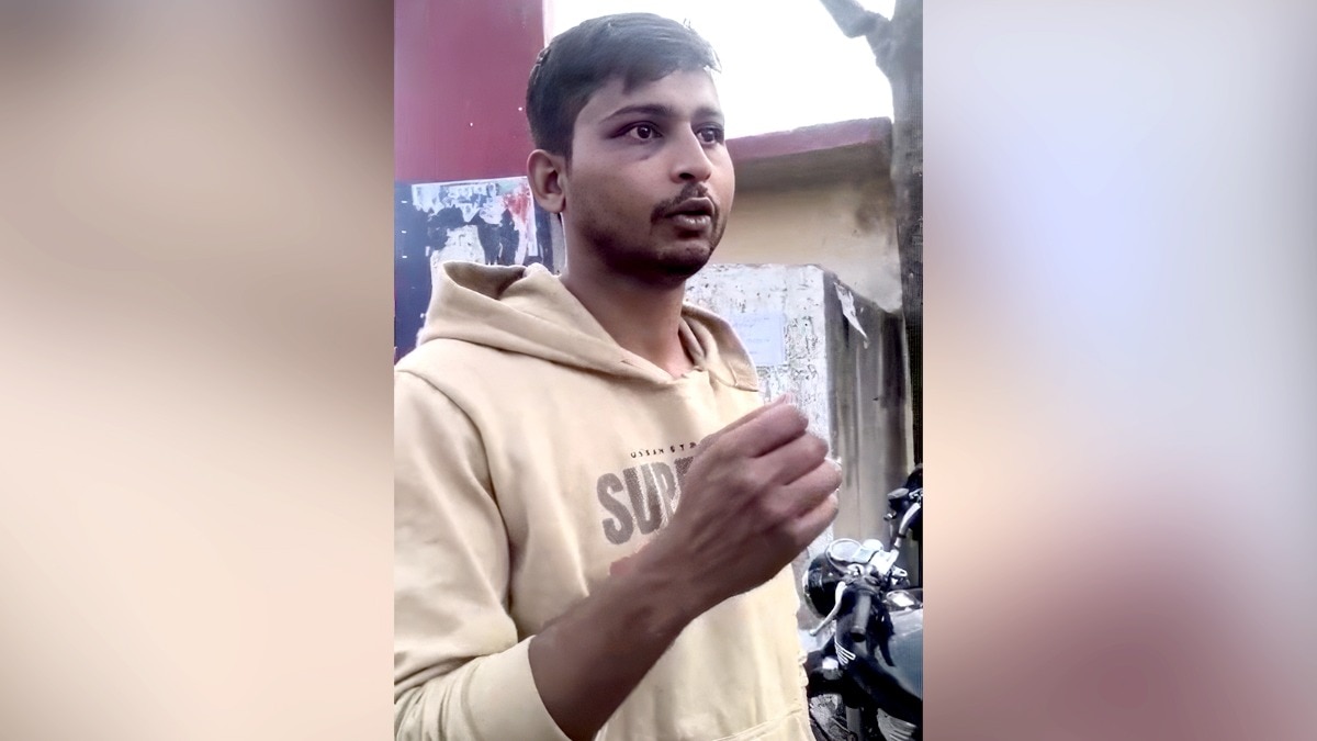 पीड़ित एयरफोर्स का जवान, जिसे पुलिसवालों ने पीटा. (Photo: Screengrab)