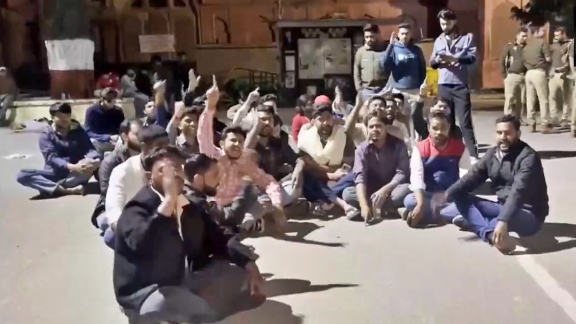 Students protest at Lucknow University, police deployed (Photo- Screengrab)