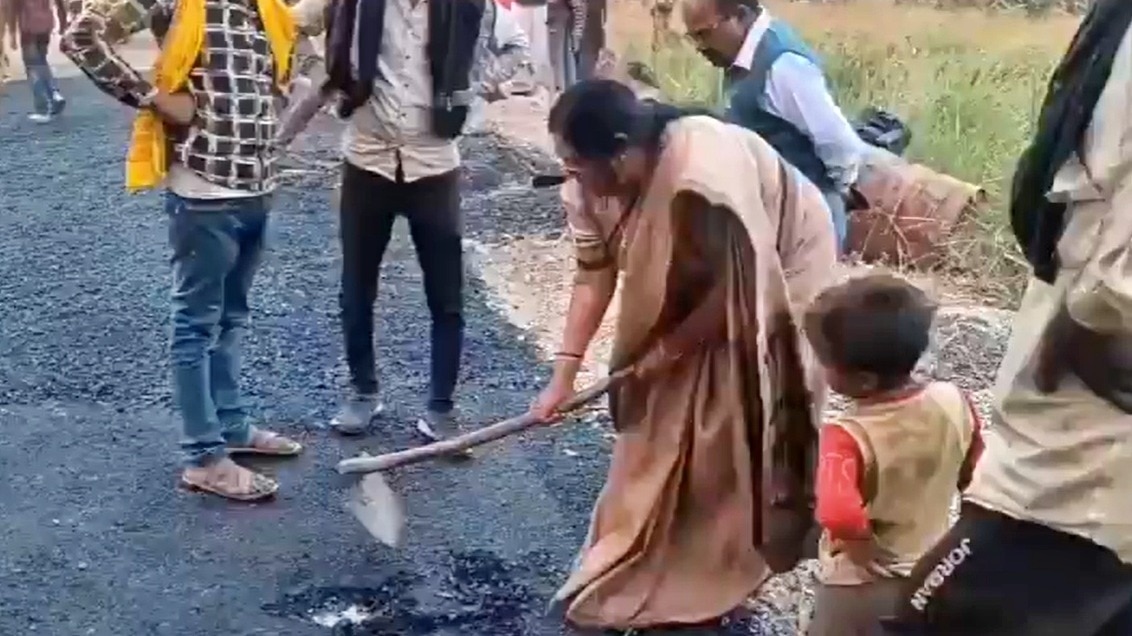 BJP MLA Krishna Paswan exposed the road construction scam (Photo- Screengrab)