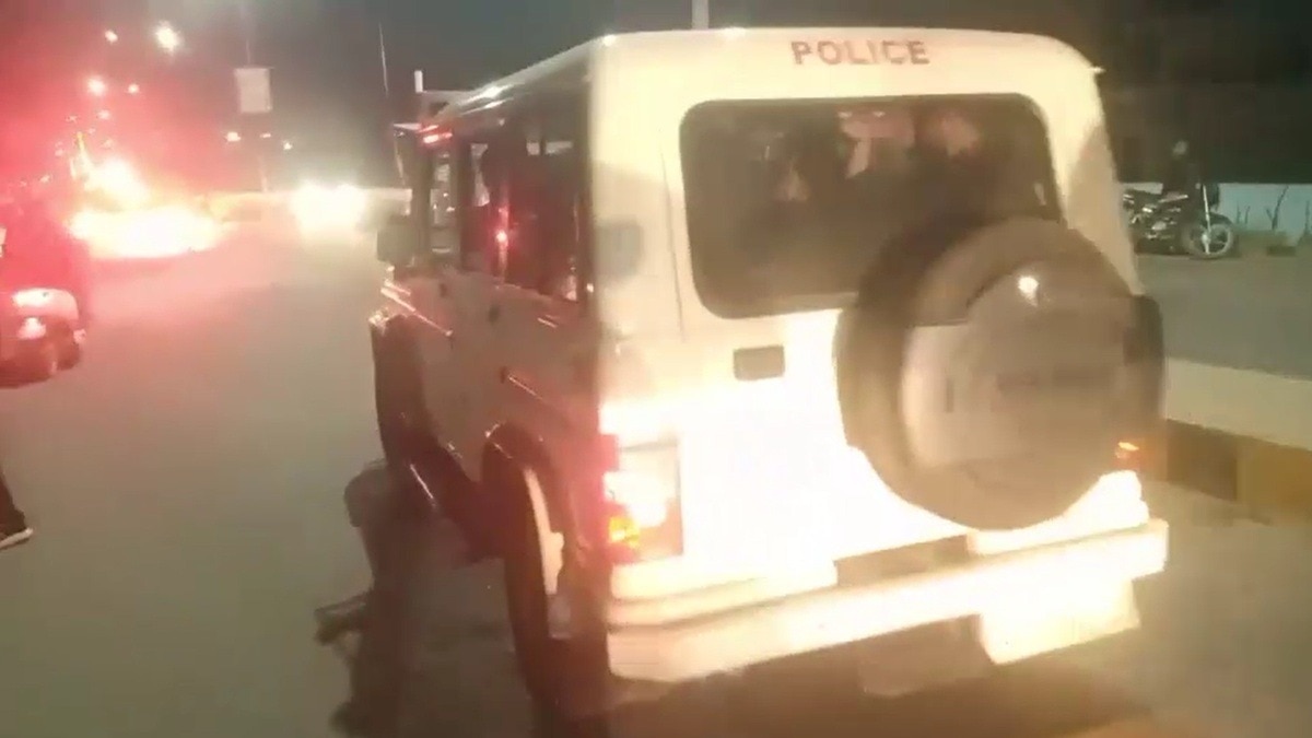 महिला को पकड़कर थाने ले जाती पुलिस. (Photo: Screengrab)