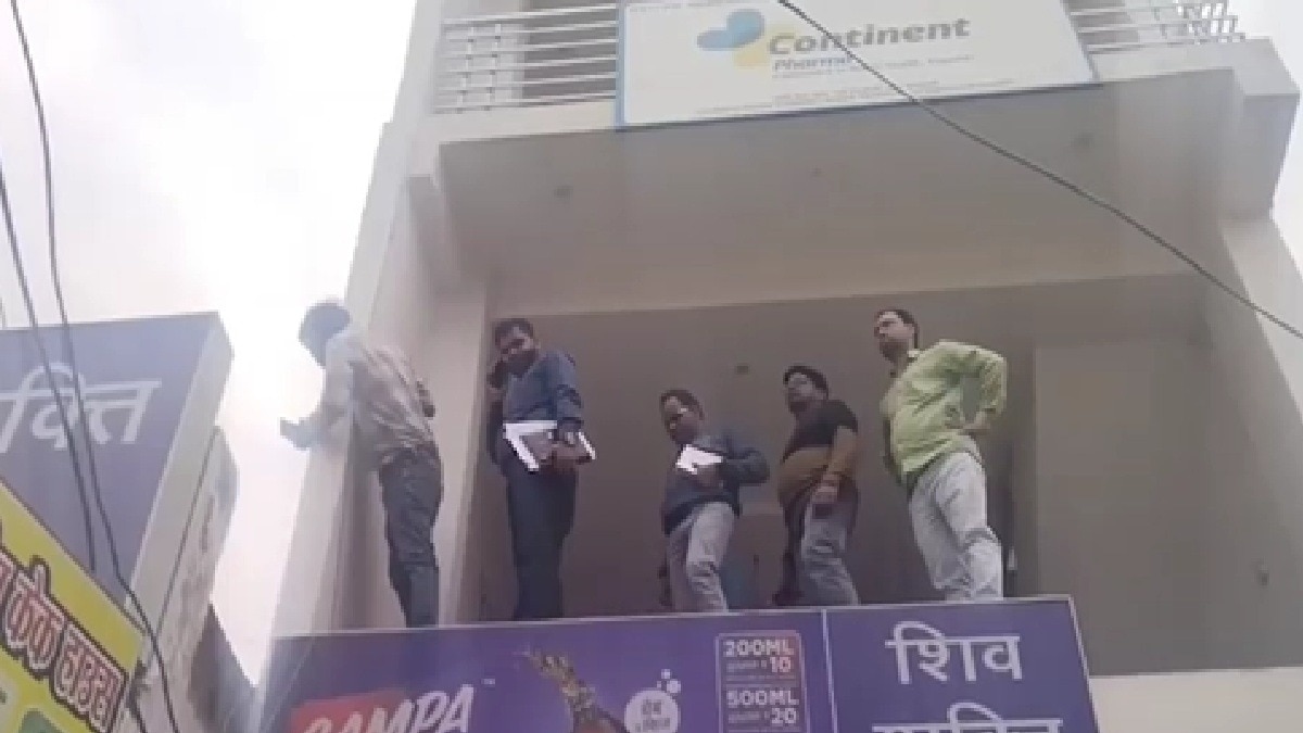 चोरी रोकने पहुंची बिजली विभाग की टीम, मीटर लेकर भाग गए लोग (Photo: itg)