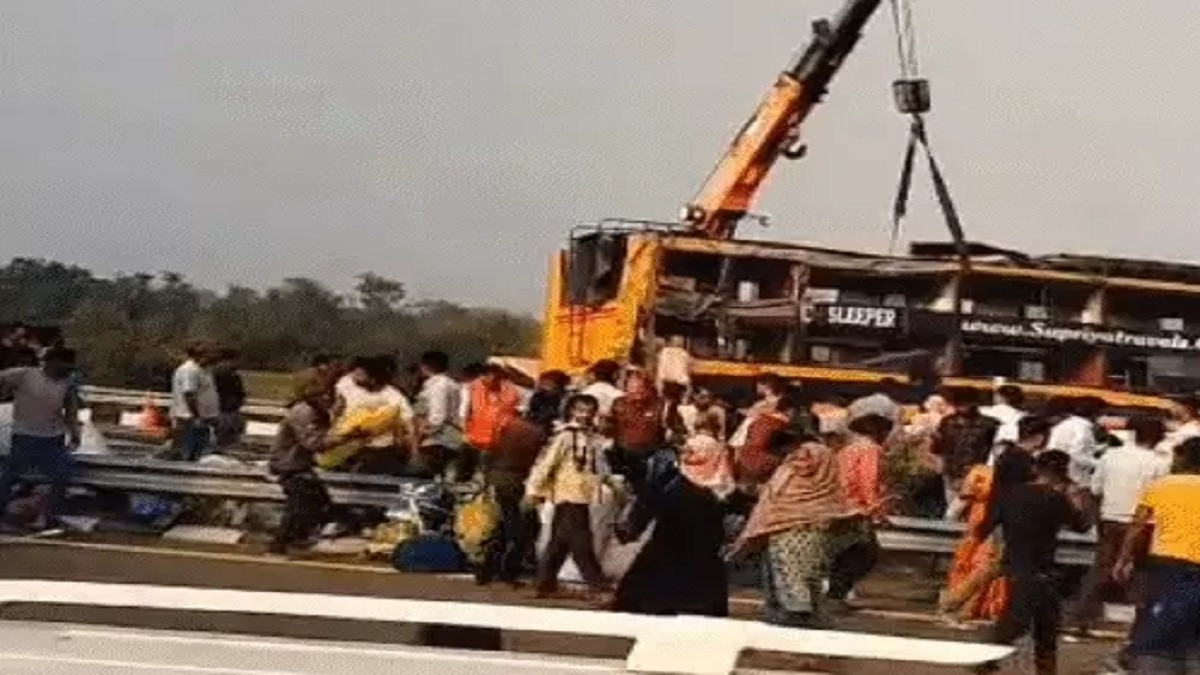 पूर्वांचल एक्सप्रेस-वे पर डबल डेकर बस पलट गई. Photo ITG 