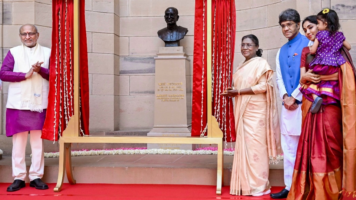 यह प्रतिमा ब्रिटिश आर्किटेक्ट एडविन लुटियंस की प्रतिमा की जगह स्थापित की गई है. (File Photo: PTI)