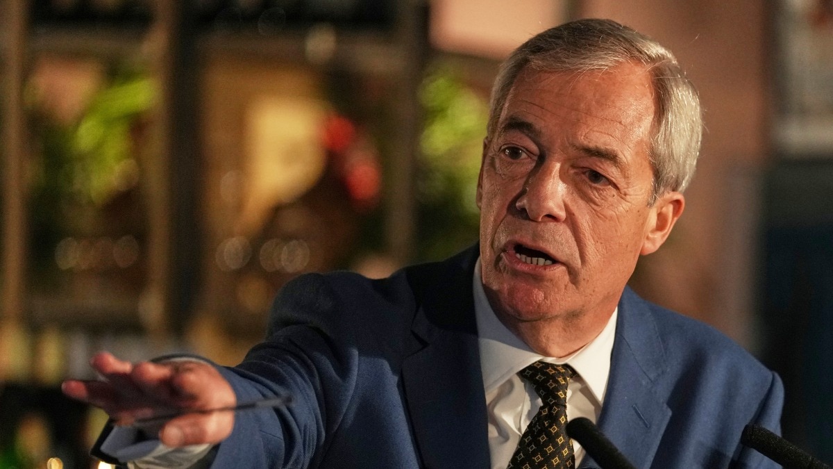 रिफॉर्म यूके ने सत्ता में आने पर सालाना 2.88 लाख प्रवासियों को डिपोर्ट करने का वादा किया (Photo: AP)