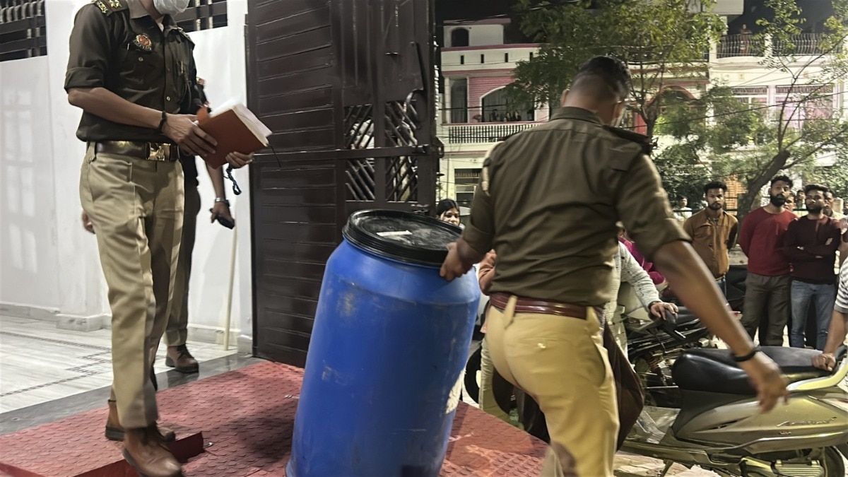 लखनऊ के आशियाना में बेटे ने शव को काटकर ड्रम में भर दिया. Photo ITG