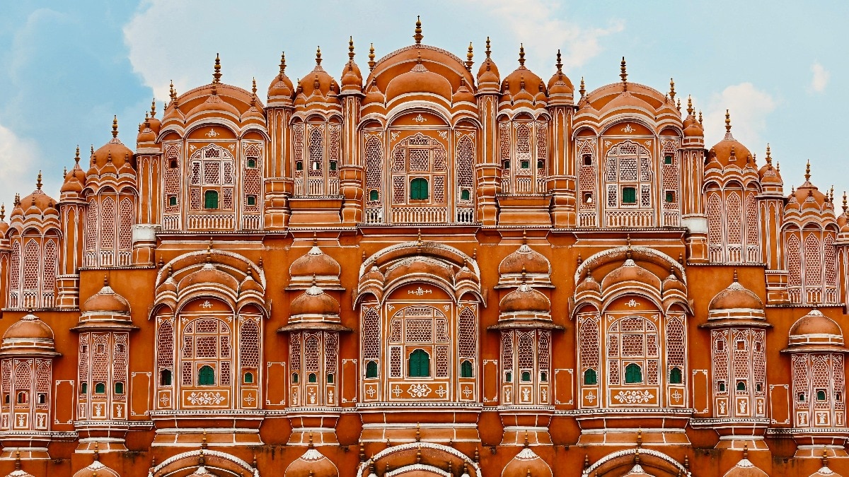 सुबह की रोशनी में निखरता हवा महल (Photo: Pexels)