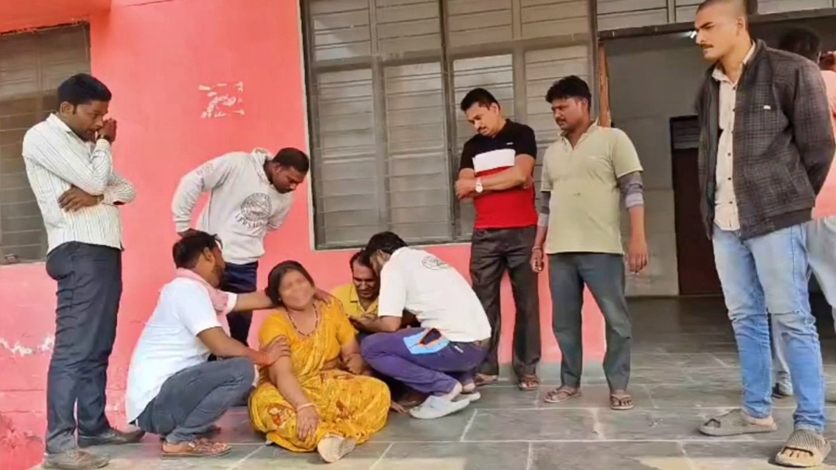 Family members weeping after the student's death (Photo- ITG)