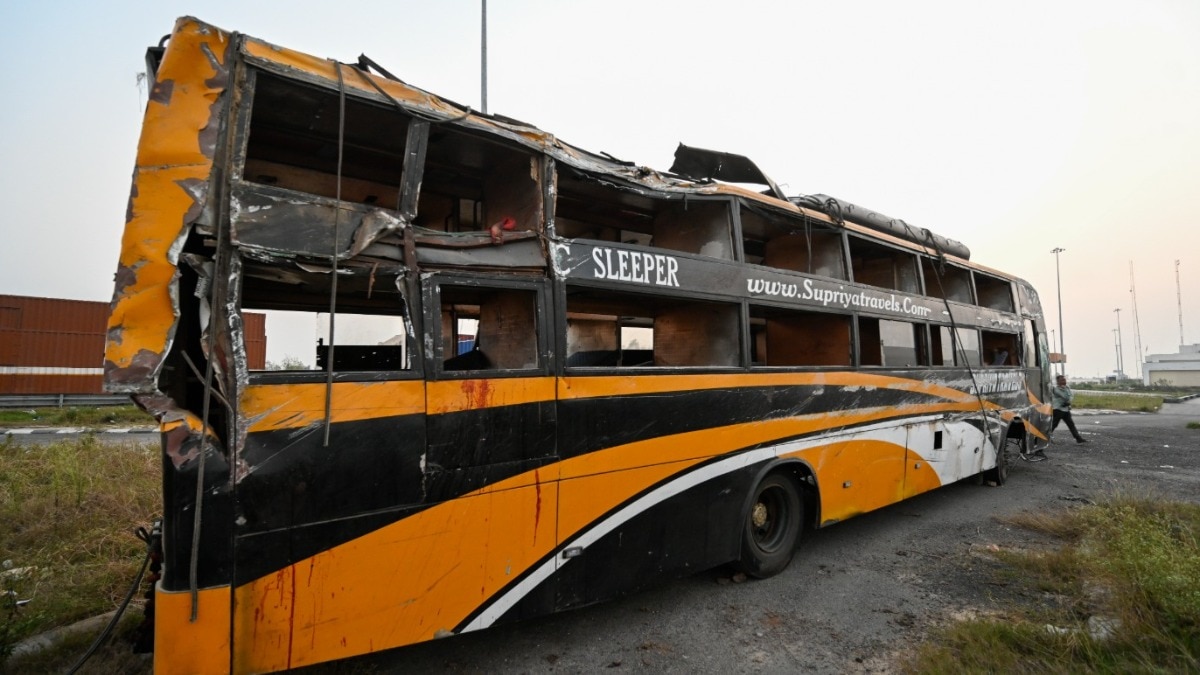 पूर्वांचल एक्सप्रेसवे पर हादसे का शिकार हुई डबल डेकर बस मौत का ताबूत क्यों बन गई? (Photo- PTI)