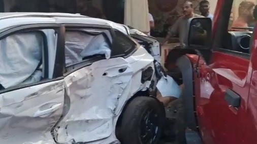 हादसे में चकनाचूर हुई कार
