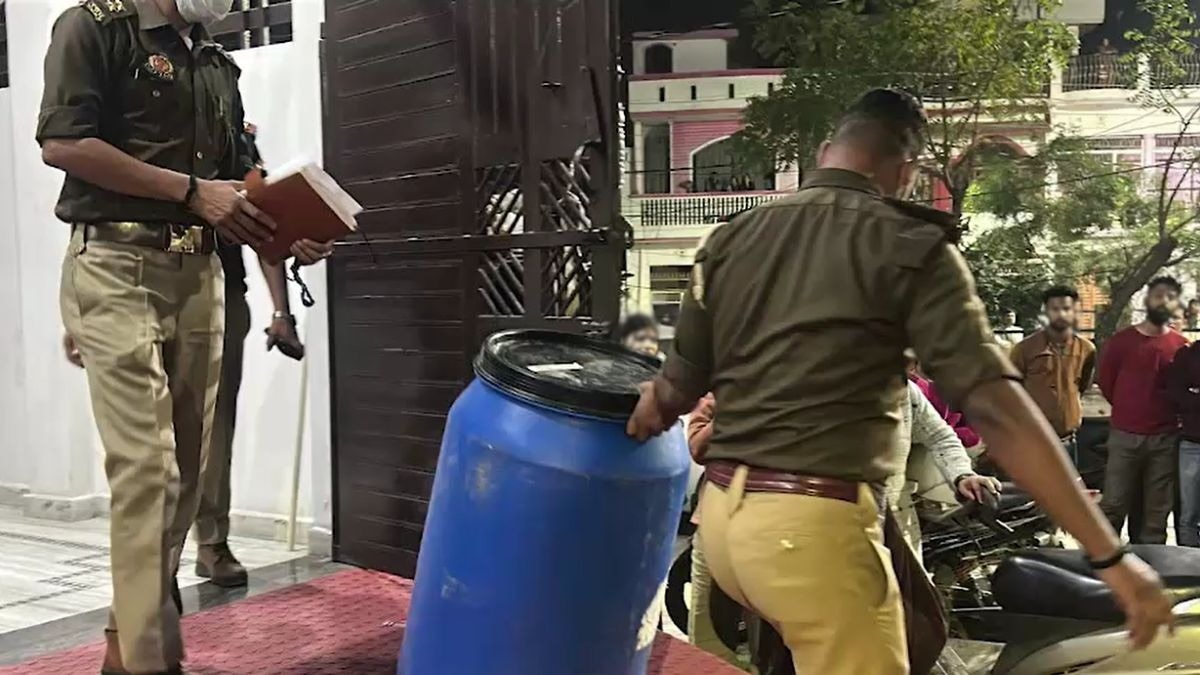 आरी और ड्रम बाजार से खरीदकर लाया था आरोपी. (Photo: Screengrab)