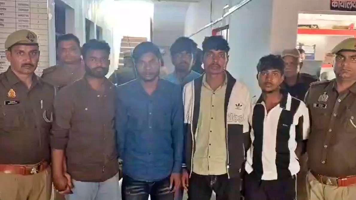Bulandshahr police arrested a gang of hair thieves (Photo- Screengrab)