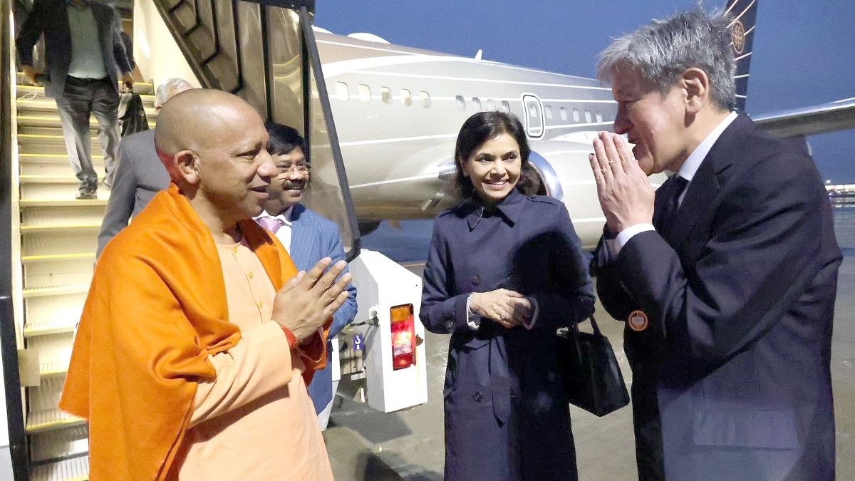  Tokyo Vice Governor Junichi Ishider welcomed Chief Minister Yogi at the airport