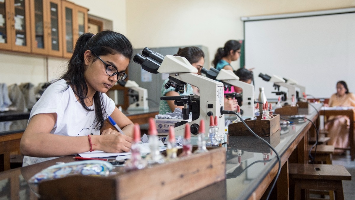  S यह परीक्षा देशभर के 426 परीक्षा केंद्रों पर एक ही शिफ्ट में कराई गई थी. (Photo: India Today(Represenatational) 