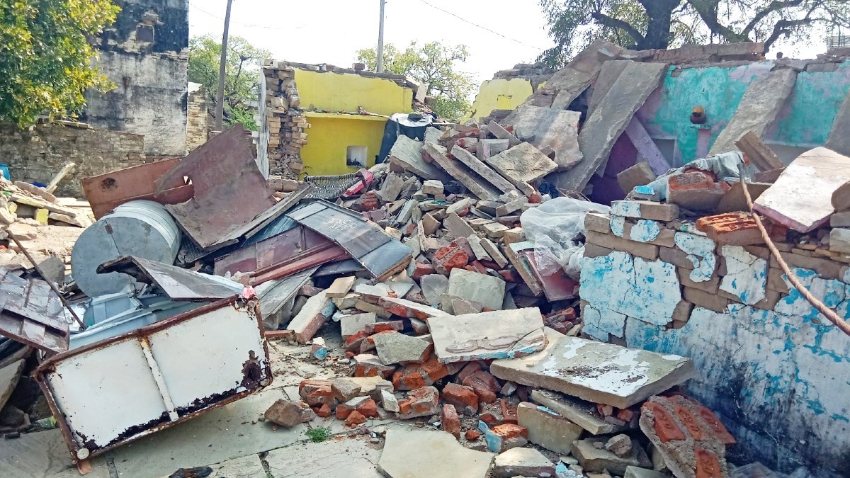 सिरफिरे आरोपियों ने जेसीबी से तोड़ा तीन कमरों का घर.(Photo:ITG)