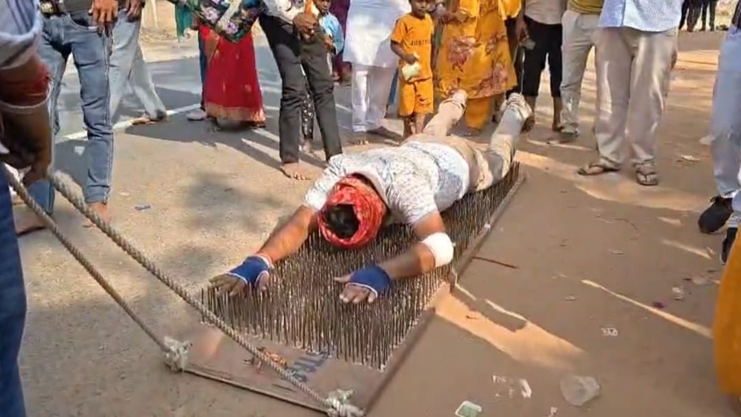 कीलों की सेज पर लेटा श्याम भक्त.(Photo: Himanshu Sharma/ITG)