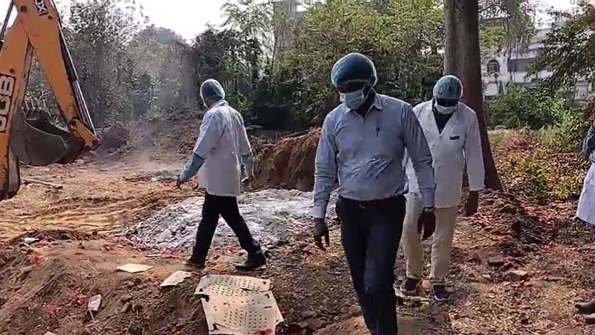 मुर्गियों को मारकर दफनाया. (Photo: Screengrab)