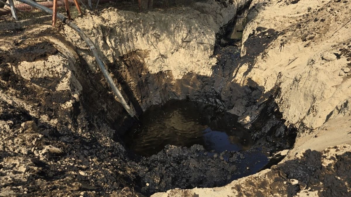 किसान के खेत से निकलने लगा क्रूड ऑयल. (Photo: ITG)