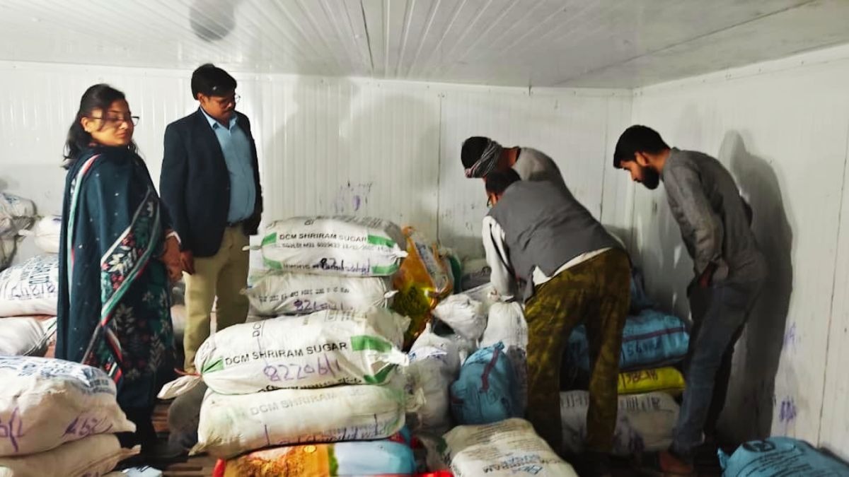 फूड डिपार्टमेंट ने छापेमारी कर भरे सैंपल. (Photo: ITG)