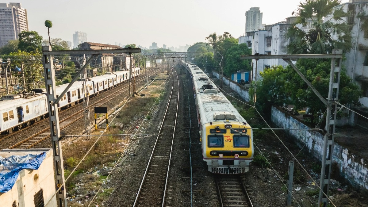 आप यहां ट्रेनों की उपलब्धता जान सकते हैं. (Photo: Pexels)