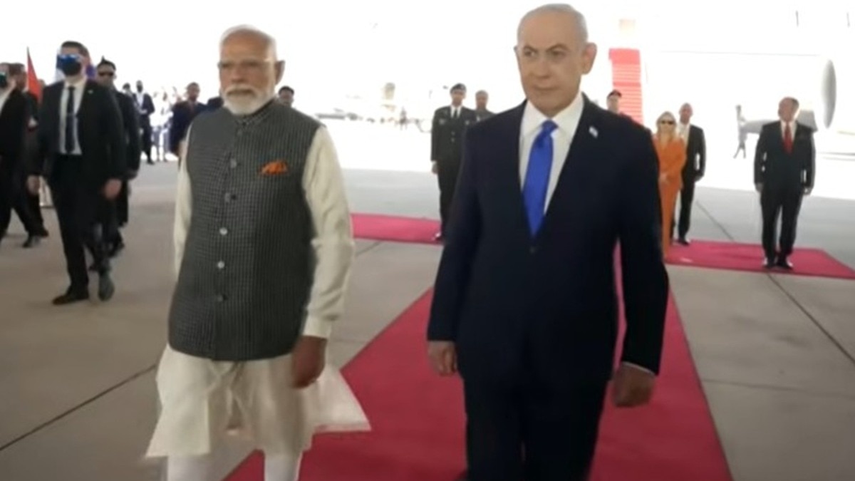 एयरपोर्ट पर इजरायली पीएम बेंजामिन नेतन्याहू के साथ PM मोदी. (Photo: ITG)