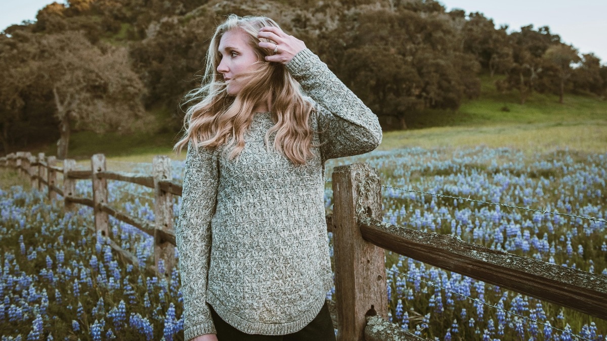 बंजर जमीन पर बिछी फूलों की चादर (Photo: Pexels)