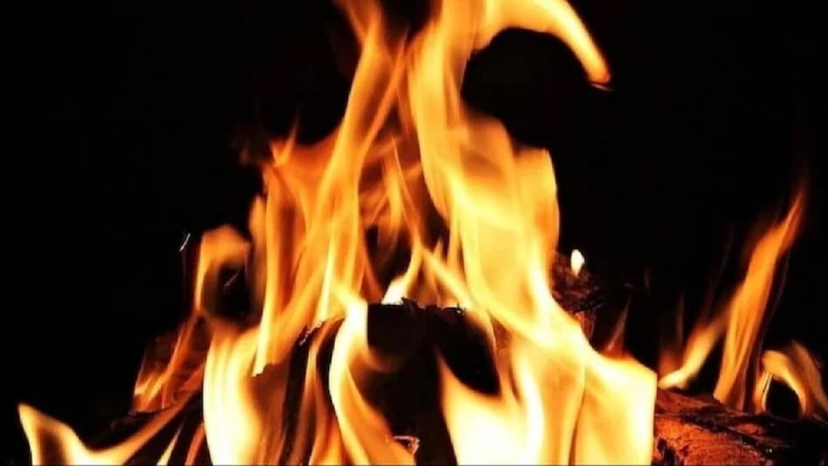 लाइटर से भरे ट्रक में लगी आग. (Photo: Representational)