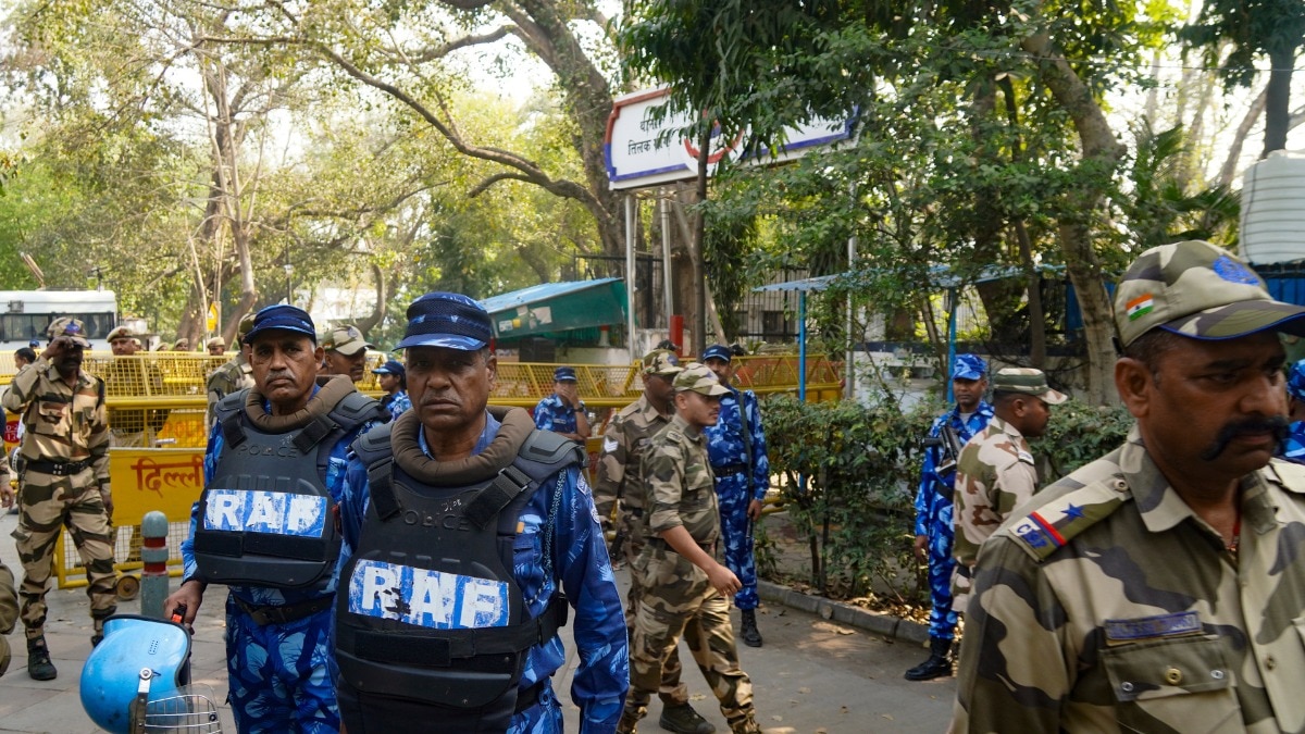 AI समिट प्रदर्शन मामले में गिरफ्तार तीन आरोपी दिल्ली क्राइम ब्रांच दफ्तर पहुंचे (Photo: PTI)