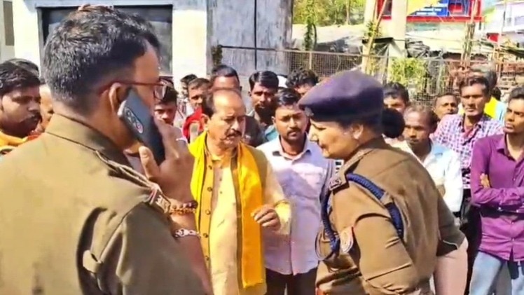 Police and local leaders reached the spot after the accident (Photo- Screengrab)