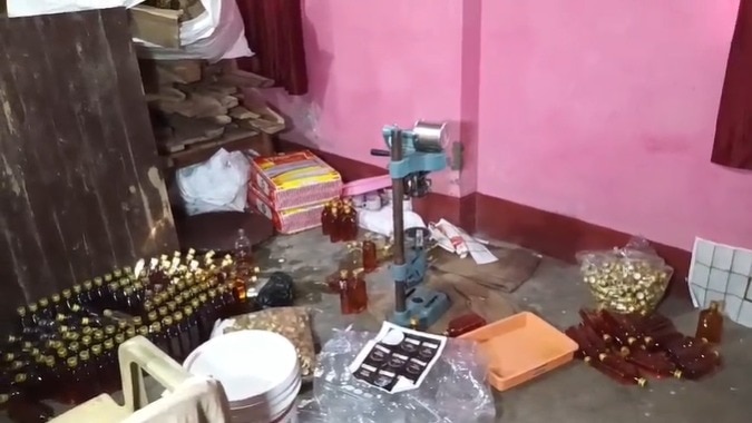 खाली बोतल, ब्रांडेड रैपर, स्प्रिट और... राशन डीलर के घर चल रहा था नकली शराब फैक्ट्री