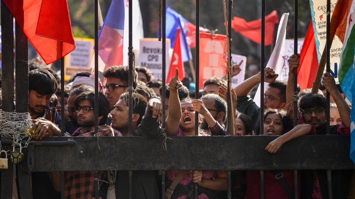 जेएनयू में आधी रात बवाल