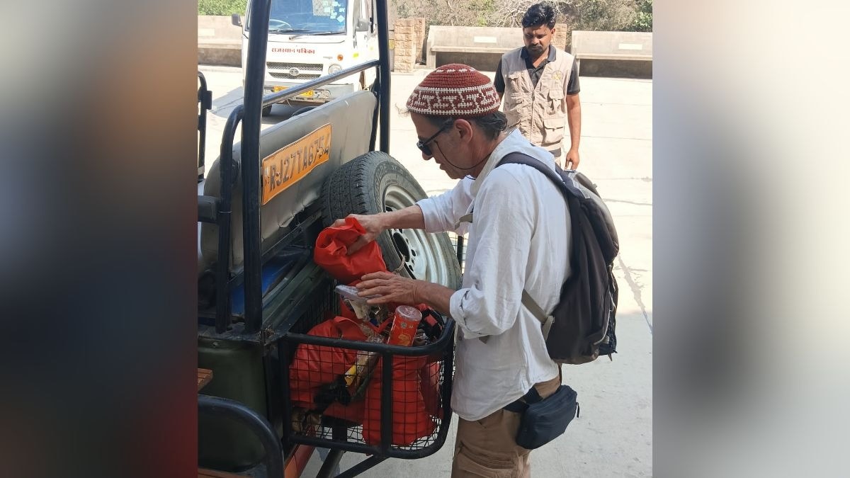 पहाड़ी पर कचरा देख सफाई करने लगे विदेशी बुजुर्ग. (Photo: ITG)