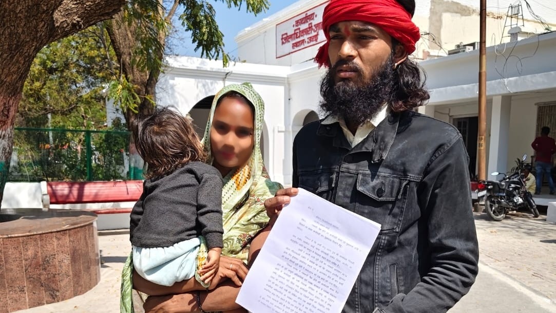 Jalaun couple asked government for child rearing expenses (Photo- ITG)