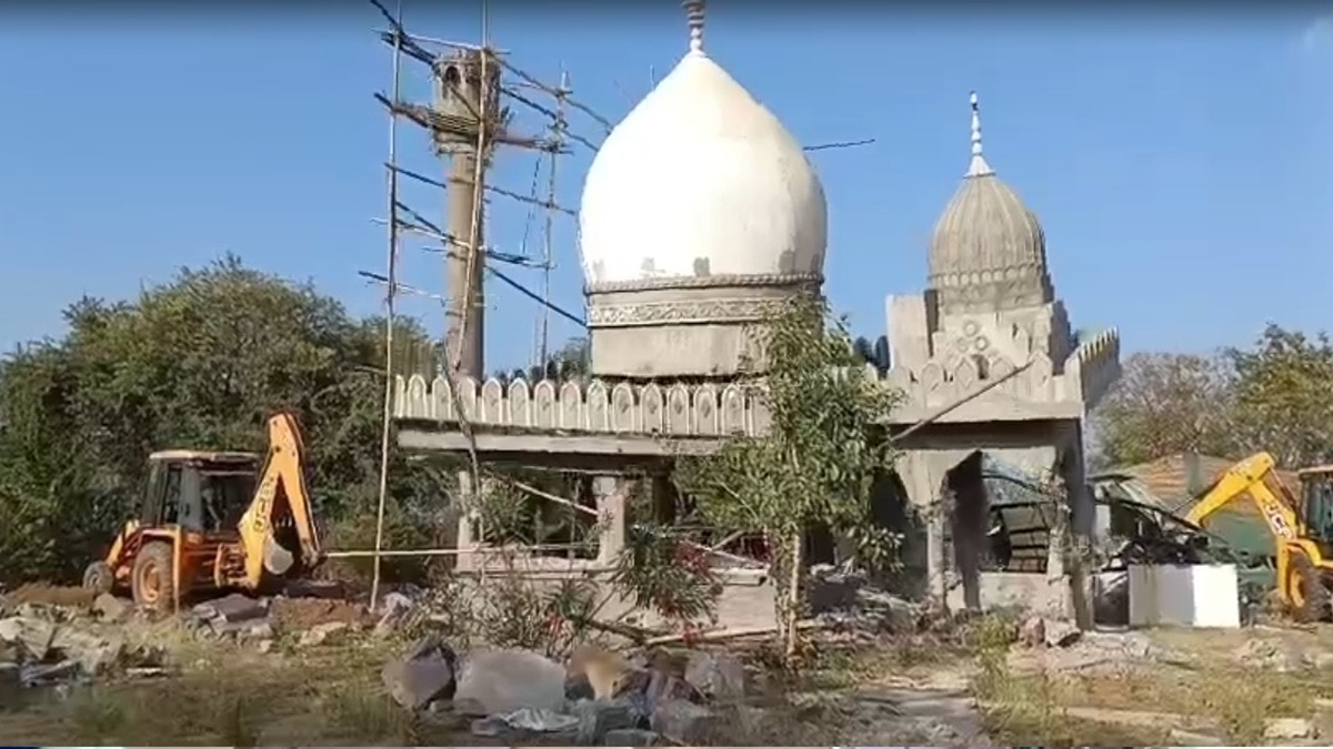 गोवाली गांव में अवैध दरगाह पर चला बुलडोजर (Photo: Screengrab)