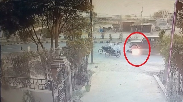 बाइक में लगी आग(Photo: Screengrab)
