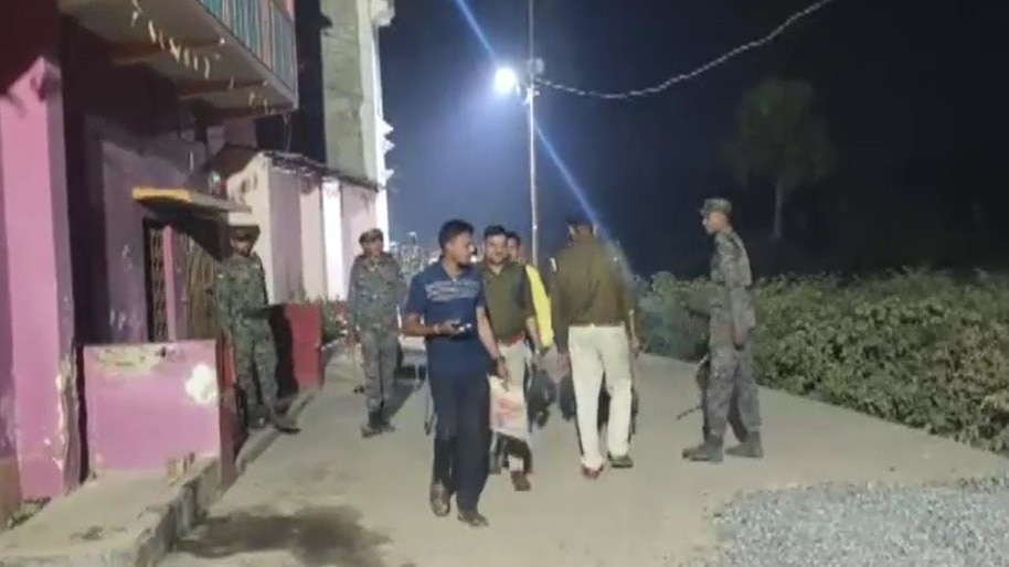 सिगरेट के धुएं को लेकर दो पक्षों में बवाल.(Photo: Screengrab)