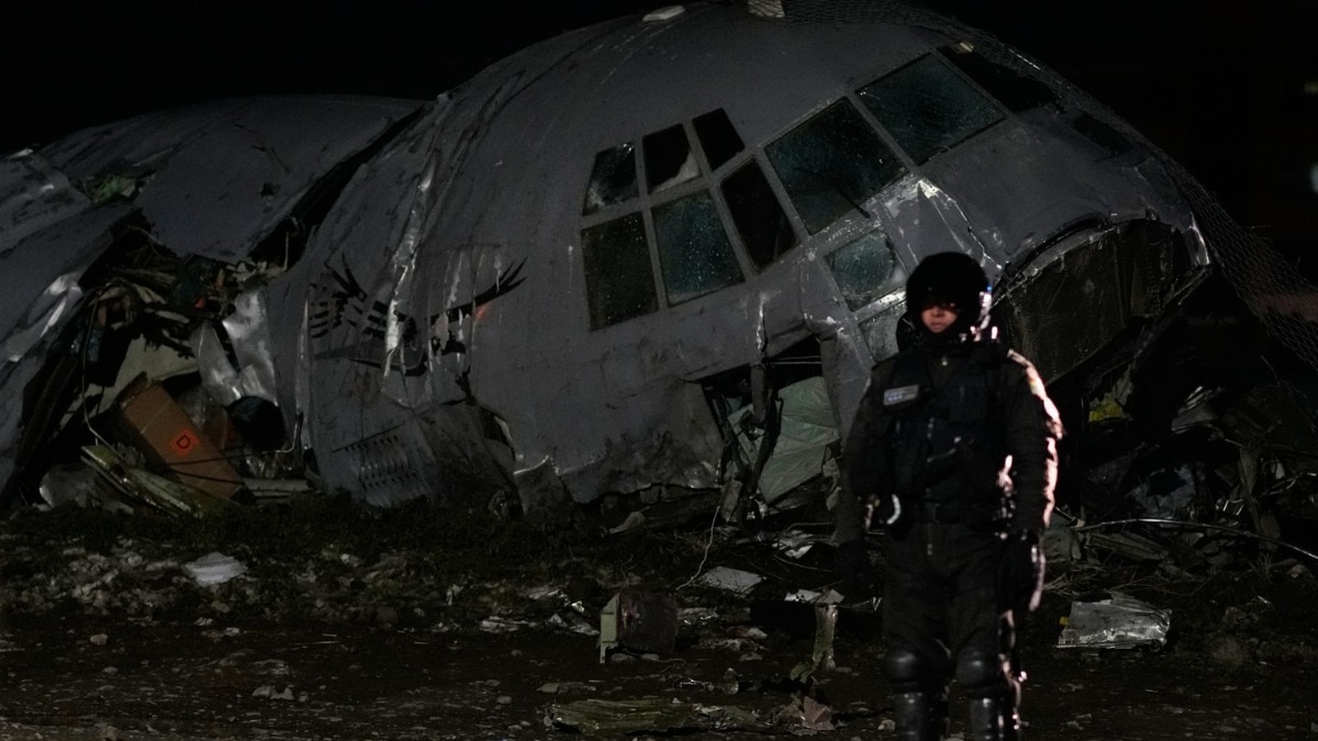 प्लेन नए प्रिंट नोट बैंक लेकर जा रहा था. (Photo: AP) 