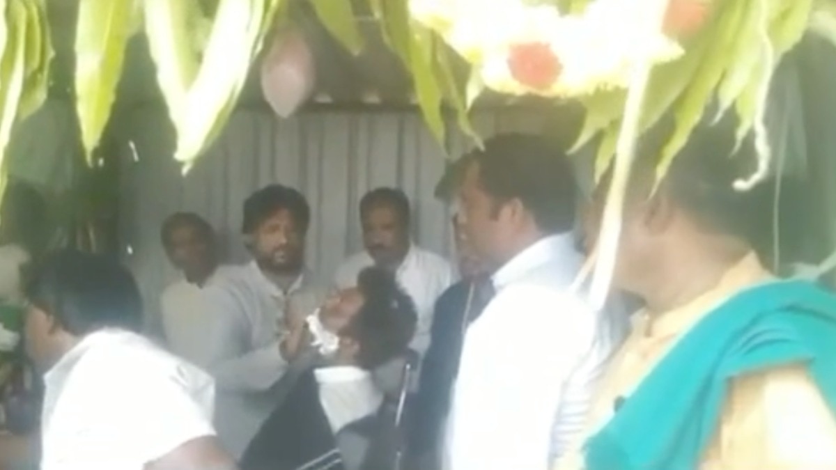 गडग के शिंगातलूर में दलितों के लिए खुली नई नाई की दुकान (Photo: ITG/@Nagarjun)