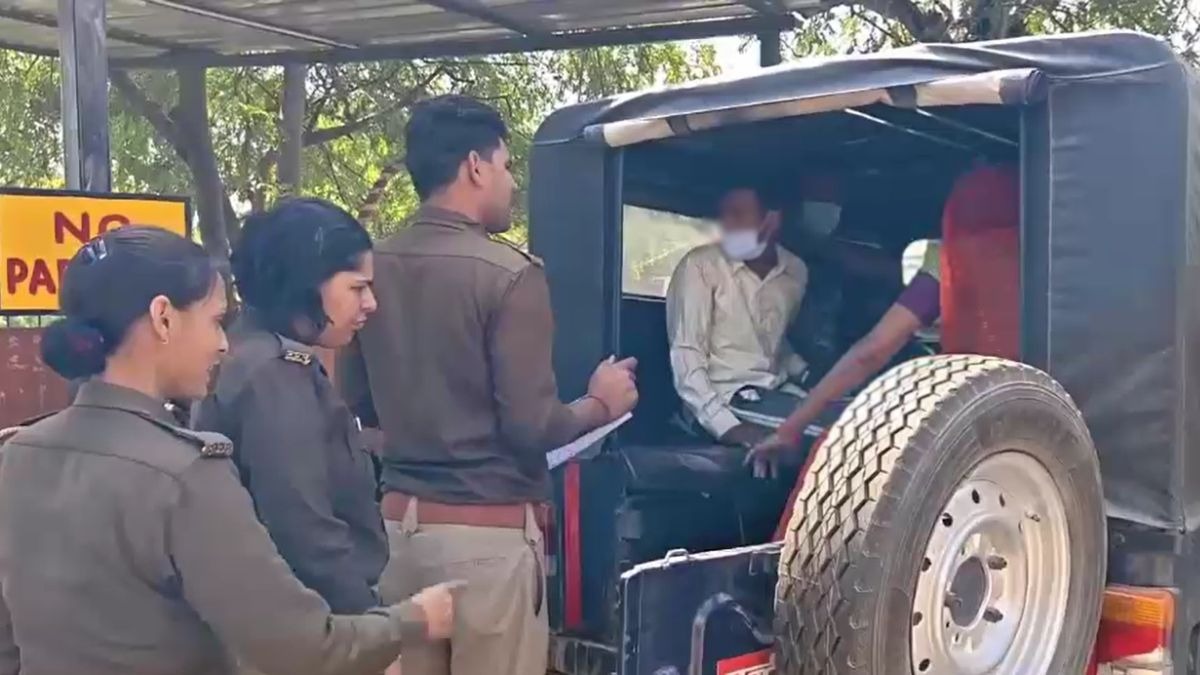 पुलिस ने दो महिलाओं और दो पुरुषों को किया अरेस्ट. (Photo: Screengrab)