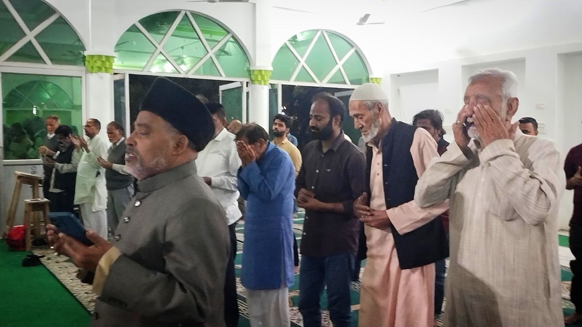 ईरान के कुम शहर में फंसे बाराबंकी के लोग, परिजन बोले- सरकार मदद करे