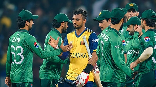 Dasun Shanaka of Sri Lanka shake hands with players of Pakistan