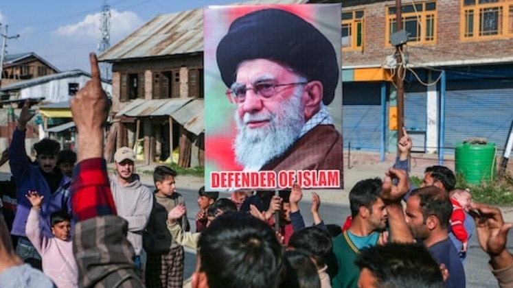 लास्ट पोस्ट श्रद्धांजलि या आध्यात्मिक संकेत के रूप में देखा जा रहा है. ( Photo: PTI)