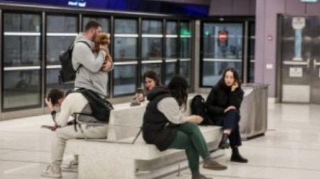 तेहरान स्थित भारतीय दूतावास ने भारतीयों को घर के अंदर रहने और इमरजेंसी नंबर जारी किए हैं. ( Photo: AFP)