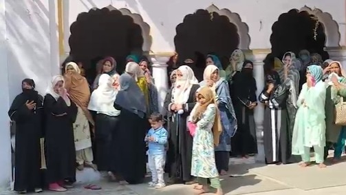 पुलिस ने बीच रास्ते रोका जुलूस.(Photo: Screengrab)