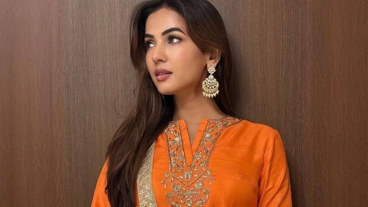 Sonal Chauhan Dubai Airport
